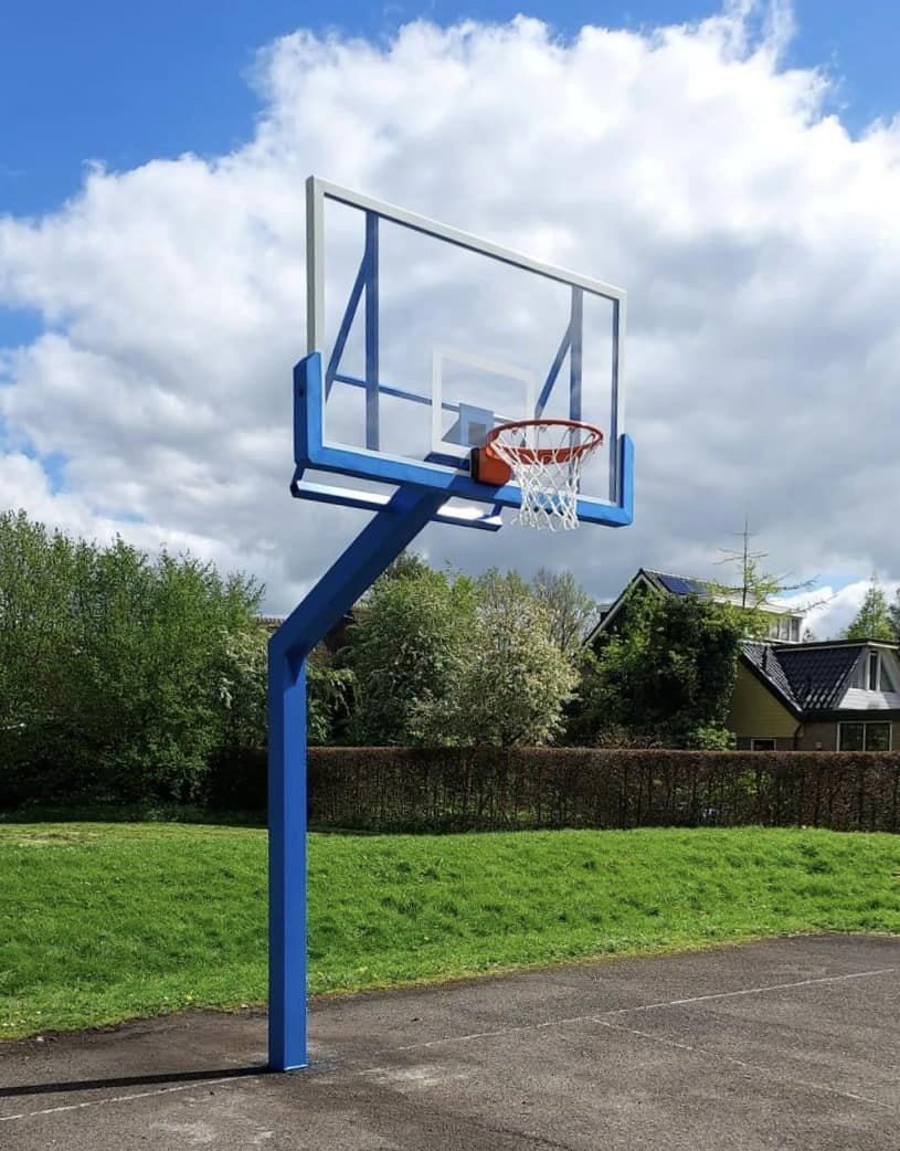 Basketbalpaal PROFI-outdoor 56 Deze basketbalpalen kunnen in iedere ral kleur gecoat worden en naar keuze met een vaste basketbalring of een verende dunkring voor de echte liefhebber