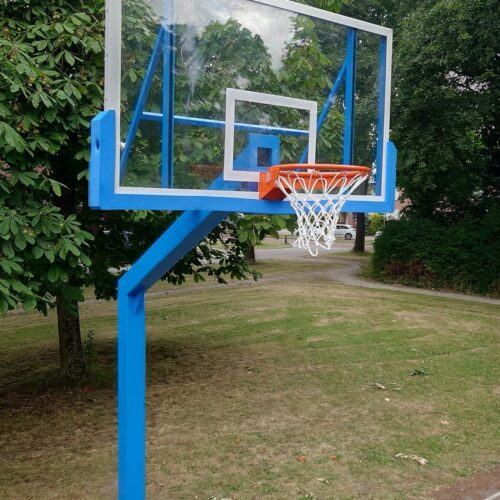 Basketbalpaal PROFI-outdoor 115 Deze duurzame basketbalinstallatie is uitermate geschikt voor schoolpleinen, sportvelden, recreatieterreinen en speeltuinen waar veiligheid en robuustheid essentieel zijn.
