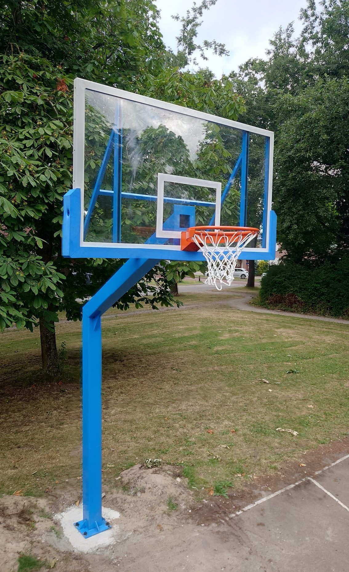 Basketbalpaal PROFI-outdoor 57 Deze duurzame basketbalinstallatie is uitermate geschikt voor schoolpleinen, sportvelden, recreatieterreinen en speeltuinen waar veiligheid en robuustheid essentieel zijn.