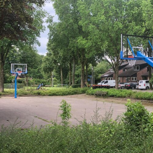 Basketbalpaal PROFI-outdoor 61 Professionele outdoor basketbalpalen met een staander/koker van maar liefst 150 x 150 mm. Leverbaar in iedere standaard ral kleur