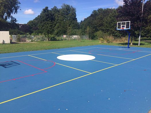 Sportvloercoating 10 Onze basketbalpaal PROFI, op een blauw gecoat basketbalveld met belijning in Leidschendam.