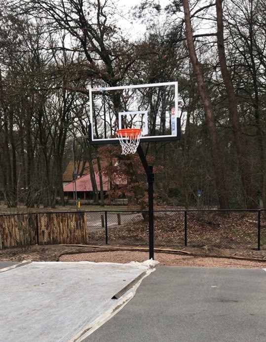 Basketbalpaal PROFI-outdoor 23 Voorzien van wedstrijdformaat basketbalbord.