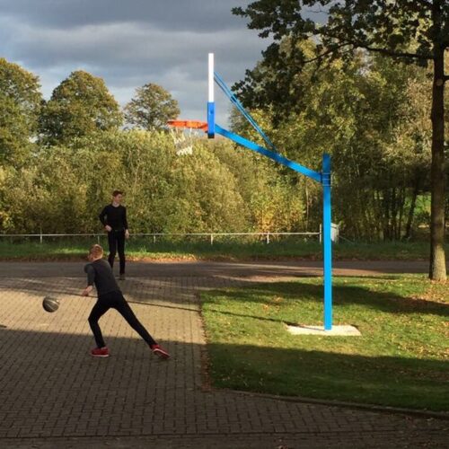 Basketbalpaal PROFI-outdoor 73 Basketbalpaal model Profi. Een aanwinst voor de buitenruimte. Door het formaat (wedstrijd) ideaal voor de (semi) professionele basketballers. Een aanwinst voor ieder plein.