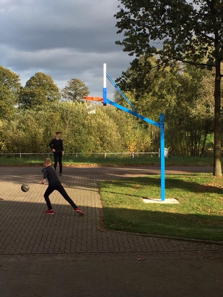 Basketbalpaal PROFI-outdoor 15 Basketbalpaal model Profi. Een aanwinst voor de buitenruimte. Door het formaat (wedstrijd) ideaal voor de (semi) professionele basketballers. Een aanwinst voor ieder plein.