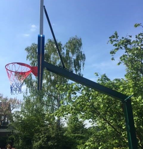 Basketbalpaal PROFI-outdoor 67 Door de grote oversteek de ideale basketbalpalen voor basketballers die deze sport (semi) professioneel basketballers