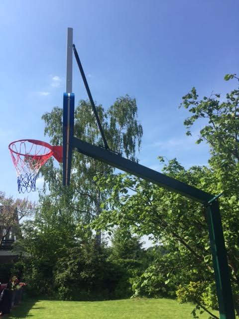 Basketbalpaal PROFI-outdoor 9 Door de grote oversteek de ideale basketbalpalen voor basketballers die deze sport (semi) professioneel basketballers