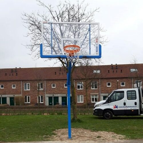 Basketbalpaal PROFI-outdoor 83 Een aanwinst voor ieder plein. Wedstrijdformaat buiten basketbal palen. Deze staat in Houten.