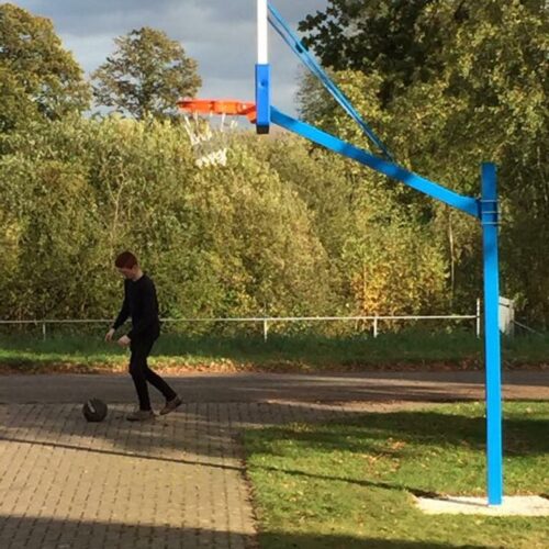 Basketbalpaal PROFI-outdoor 75 Basketbalpalen model Profi. Door de slmme constructie kunnen deze palen ook op kinderhoogte afgesteld worden.