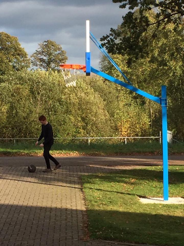 Basketbalpaal PROFI-outdoor 17 Basketbalpalen model Profi. Door de slmme constructie kunnen deze palen ook op kinderhoogte afgesteld worden.