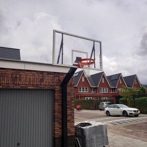 Basketbalpaal PROFI-outdoor 89 Onze basketbalpaal outdoor model Profi op maat gemaakt. Deze klant wilde i.v.m. de ruimte een iets kleinere oversteek en de basketbalpaal zelf in het zwart gecoat.