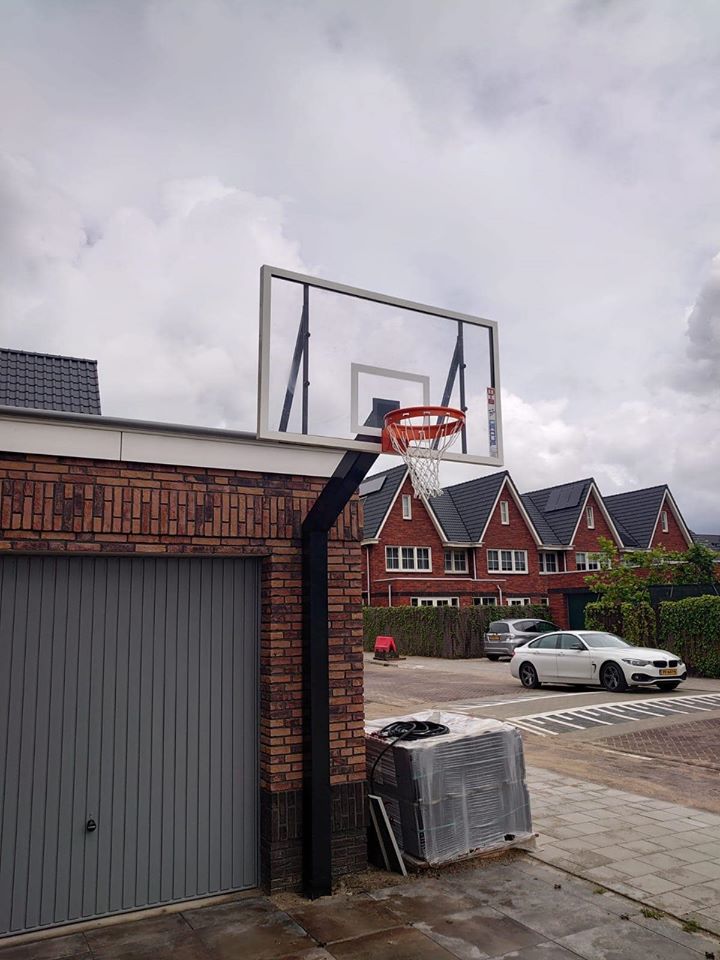 Basketbalpaal PROFI-outdoor 31 Onze basketbalpaal outdoor model Profi op maat gemaakt. Deze klant wilde i.v.m. de ruimte een iets kleinere oversteek en de basketbalpaal zelf in het zwart gecoat.