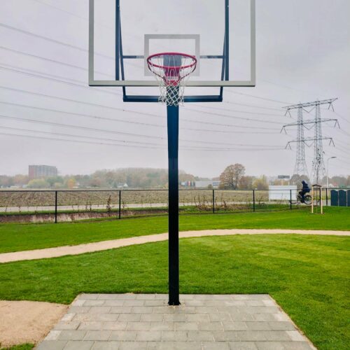 Basketbalpaal PROFI-outdoor 102 Ook ideaal voor het 3 tegen 3 pleintjesbasketbal. Onze Profi basketbalpalen met wedstrijdbord.
