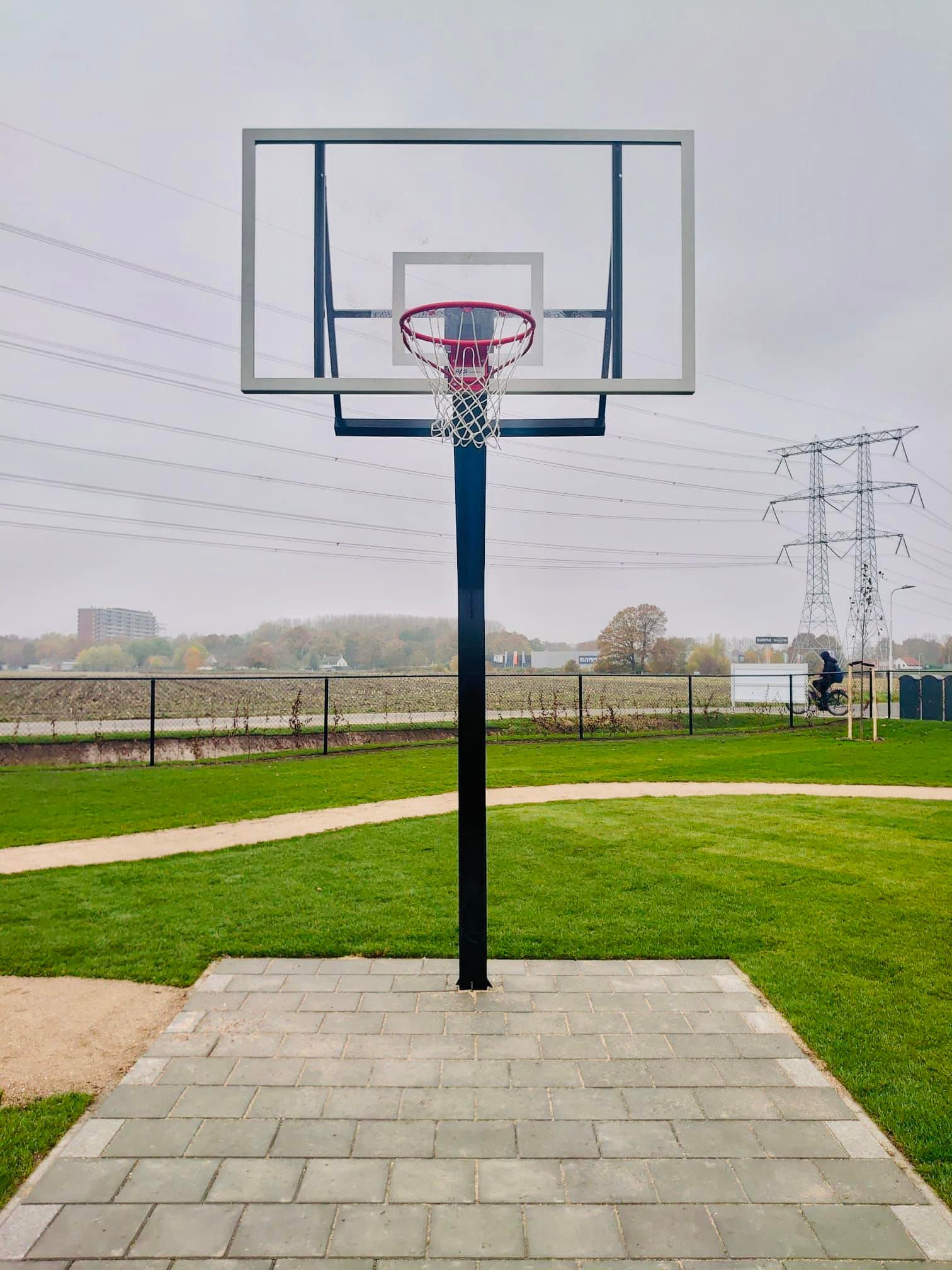 Basketbalpaal PROFI-outdoor 44 Ook ideaal voor het 3 tegen 3 pleintjesbasketbal. Onze Profi basketbalpalen met wedstrijdbord.