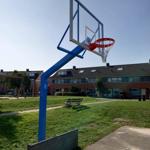 Basketbalpaal PROFI-outdoor 91 De perfecte basketbalpaal voor scholen, sportparken en speelpleinen, met extra opties zoals een verende dunkring en een antivandaal basketbalnet!
