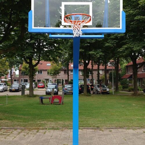 Basketbalpaal PROFI-outdoor 100 Deze is uitgevoerd met voetplaat, handig als u de basketbalpaal ooit wilt kunnen verplaatsen en/of verwijderen.