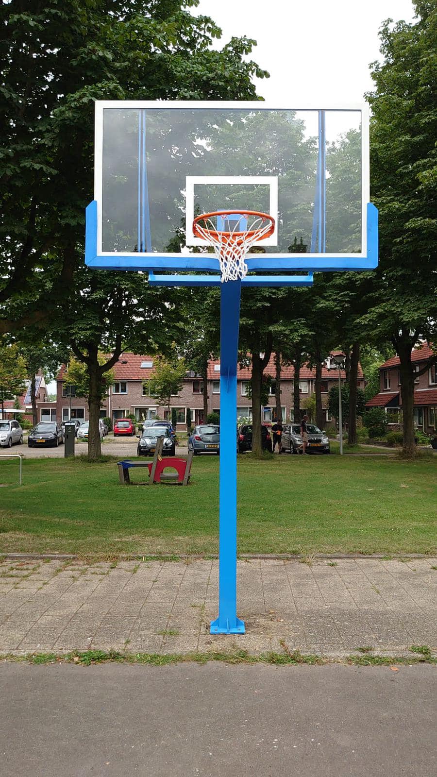 Basketbalpaal PROFI-outdoor 42 Deze is uitgevoerd met voetplaat, handig als u de basketbalpaal ooit wilt kunnen verplaatsen en/of verwijderen.