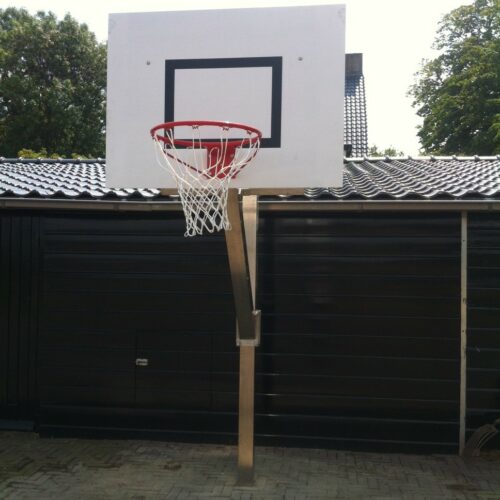 Basketbalring rood 7 Afgebeeld onze zware basketbalring op onze in hoogte verstelbare rvs basketbalpaal model Rothe+