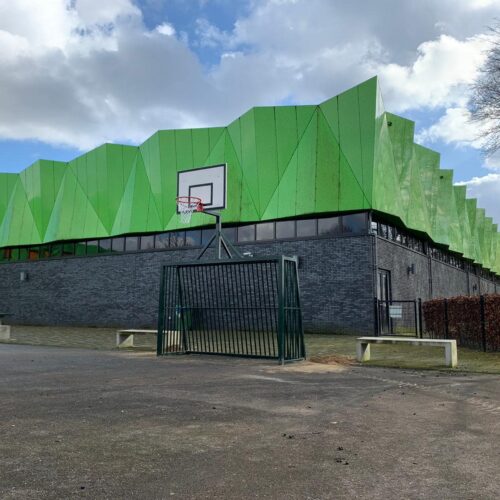 Beton banken 19 Nog een afbeelding met deze voetbaldoel - basketbalcombinaties met betonnen U-banken. Een aanwinst voor ieder speel- en schoolplein.