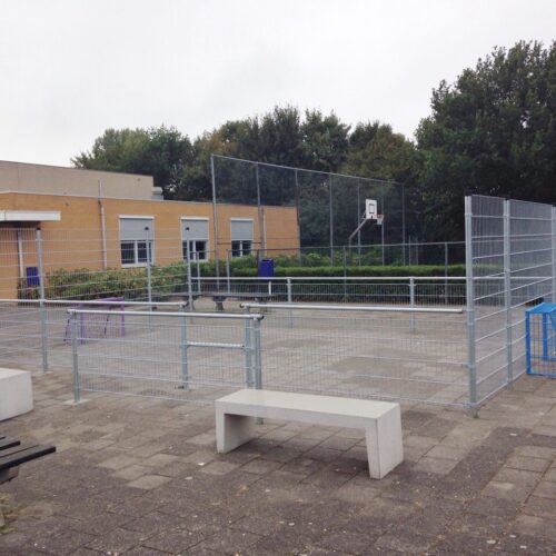 Beton banken 14 Onze kleine betonbanken afgebeeld bij een pannaveld uit onze voordelige Basic-serie in Vlissingen