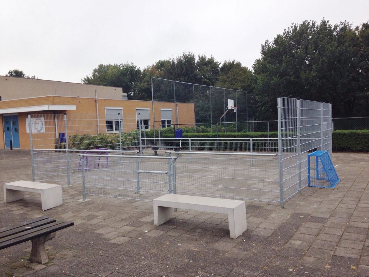 Beton banken 5 Onze kleine betonbanken afgebeeld bij een pannaveld uit onze voordelige Basic-serie in Vlissingen