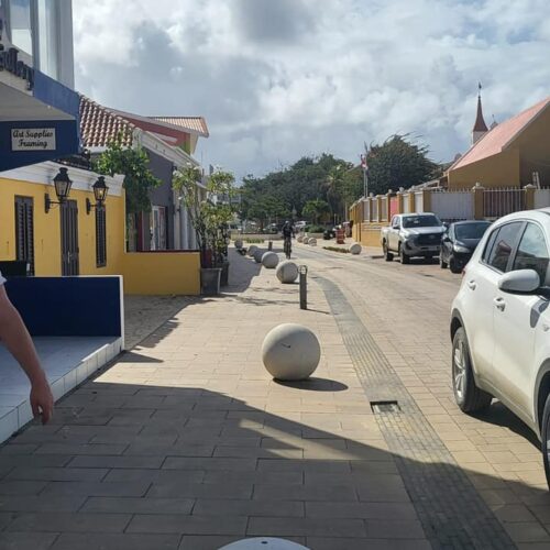 Afzetbol Vera 11 Nog een afbeelding van onze betonbollen, afzetbollen model Vera. Uitgevoerd in witbeton.