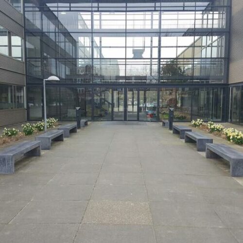 Beton banken 16 Betonbanken geven uw buiten een modern uiterlijk.