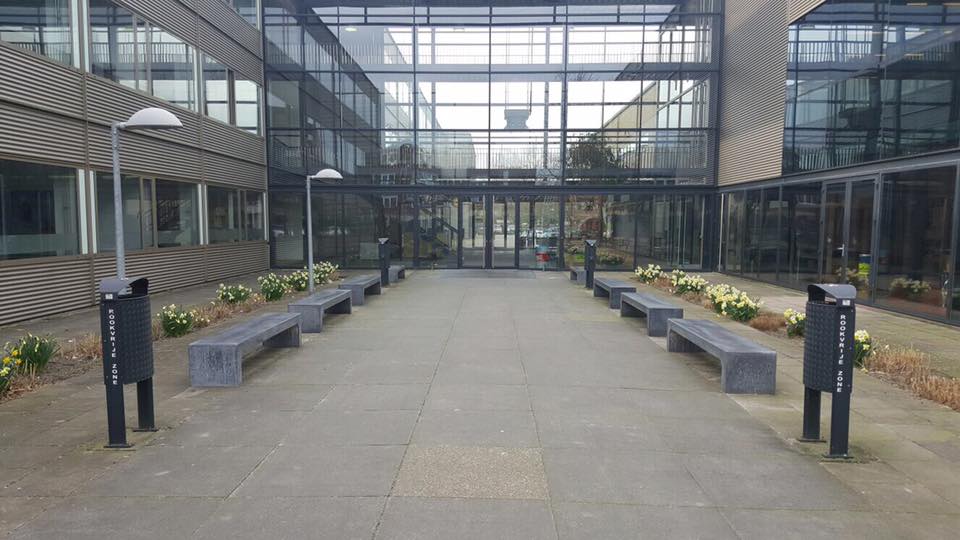 Beton banken 7 Betonbanken geven uw buiten een modern uiterlijk.