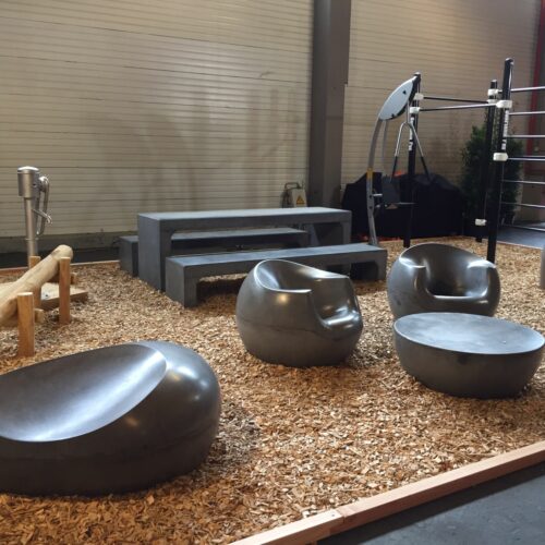 Picknicktafel Dion 7 Op de voorgrond links onze grote knuffelsteen, dan onze design-set 2 stoelen en een tafel Stool. En tot slot op de achtergrond onze Picknickset Dion, uitgevoerd in antraciet