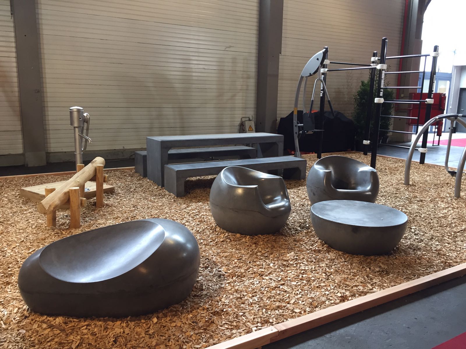 Picknicktafel Dion 3 Op de voorgrond links onze grote knuffelsteen, dan onze design-set 2 stoelen en een tafel Stool. En tot slot op de achtergrond onze Picknickset Dion, uitgevoerd in antraciet