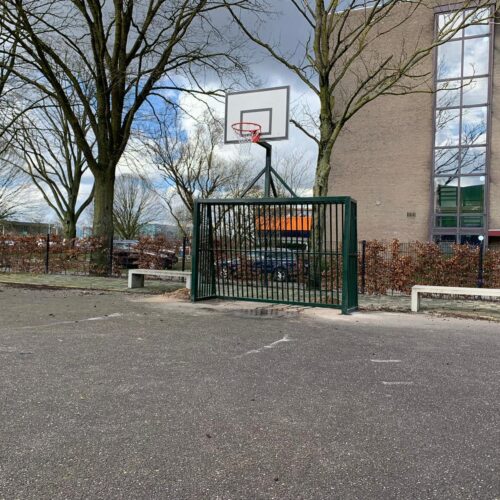 Beton banken 18 Betonnen U-banken in de kleur grijs met onze voetbaldoel basketbalcombinaties model VB200