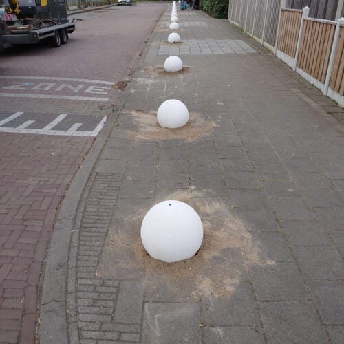 Afzetbol Vera 9 Betonnen afzetbol model Vera. Deze zijn tevens voorzien van een anti graffiti coating.