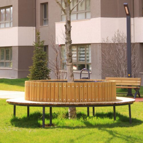 De boombanken en parkbanken van SKWshop, de mogelijkheden zijn legio. Afgebeeld model Carin, ronde boombank met een buitendiameter van maar liefst ca 3 meter.