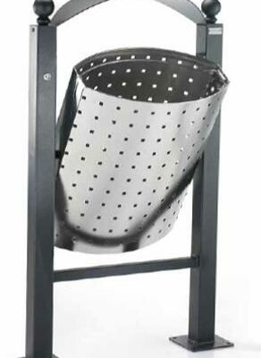 Buiten afvalbak model Genova 14 Afvalbak Genova is eenvoudig te legen en ;leverbaar met verlengde staanders om in te betonneren of met de afgebeelde voetplaten. Ideale afvalbakken voor buiten