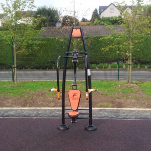 Outdoor fitness Inclusive Chest Press & Pull Down Combo 15 Chest Press, ook dit is weer een hoogwaardig afgewerkt buiten fitnesstoestel, uit deze zeer fraaie lijn.