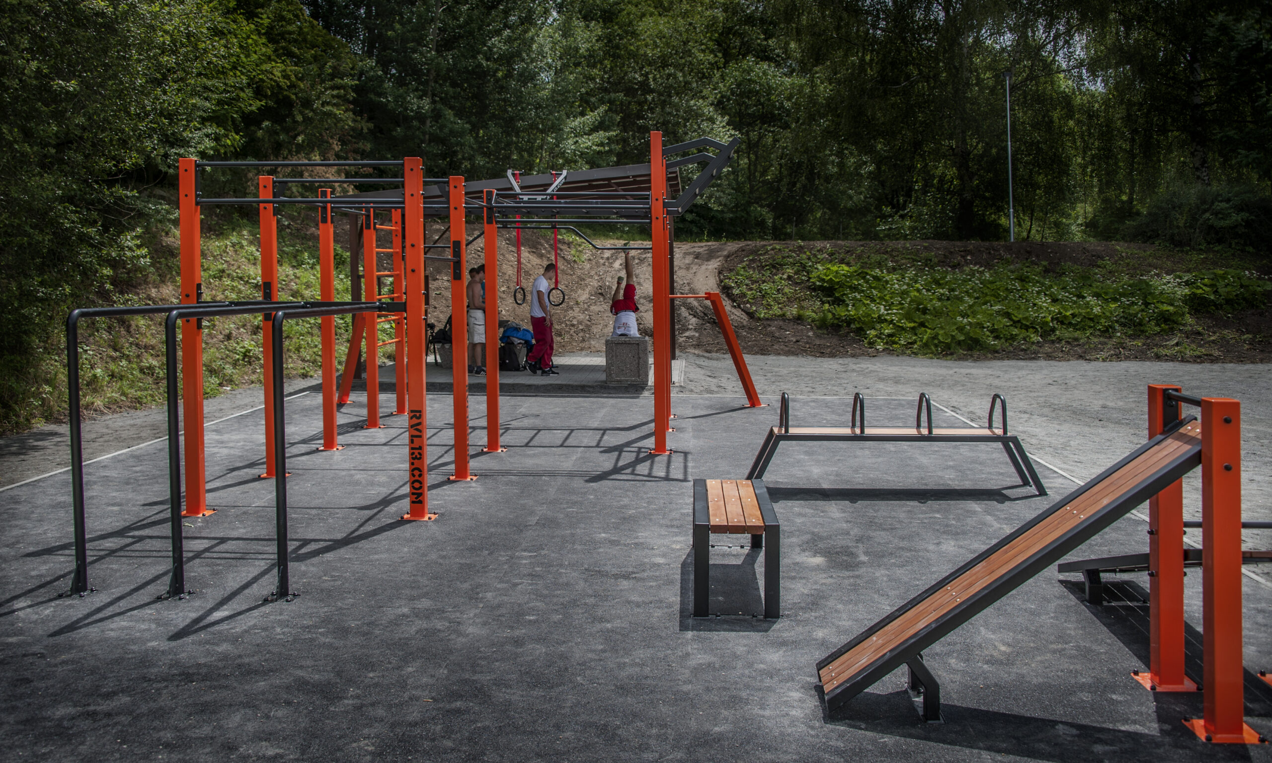 Buitenfitness parallel bars 3 Bootcamp, sportief en gezond. Op de afbeelding ziet u de zware materialen die gebruikt worden in onze buiten Bootcamp en fitnessapparaten.