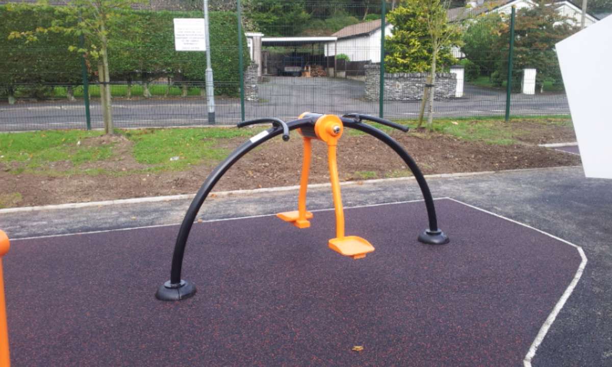 Buitenfitness toestel Surfer 2 Buiten fitness toestel de Surfer. Met zijn 2én tegelijk heerlijk fitnessen in de buitenlucht.