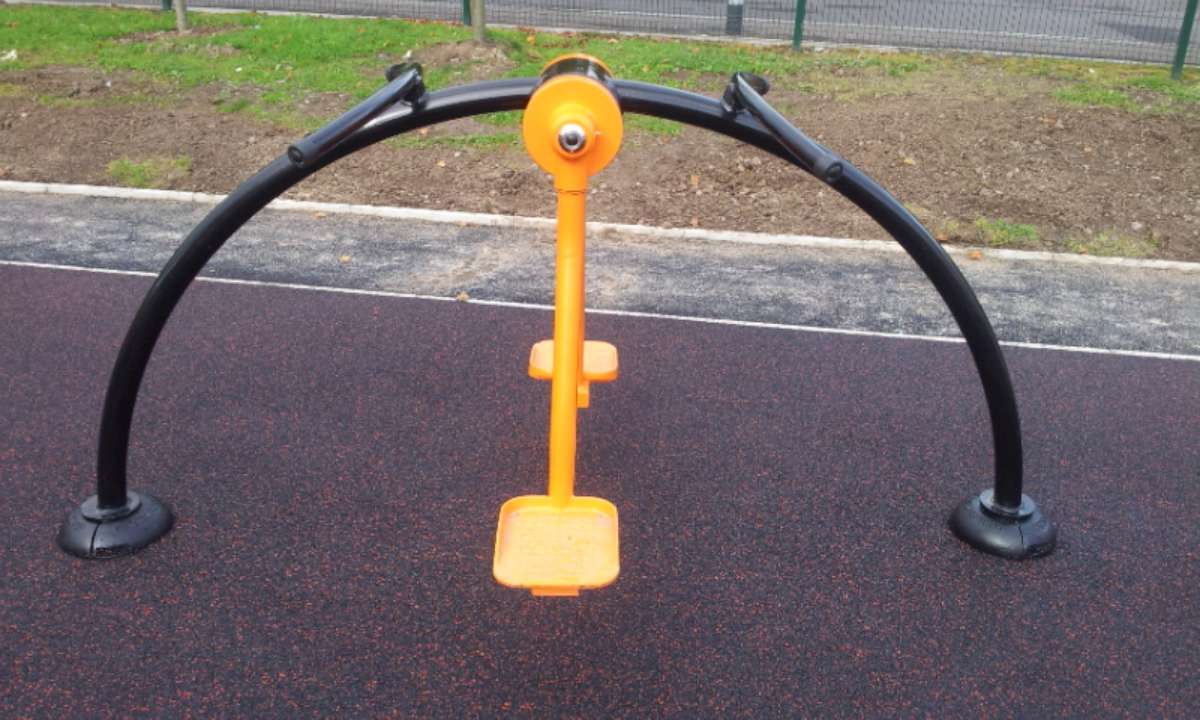 Buitenfitness toestel Surfer 3 Een buiten fitness toestel uit de FZL-lijn staat voor jarenlang onbezorgd buiten fitnessen voor jong en oud!