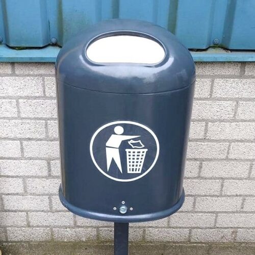Buitenafvalbak Saluna 10 Zeer degelijk en duurzaam. Deze buiten afvalbak is zowel geschikt voor wandmontage of vrijstaand aan een staander.