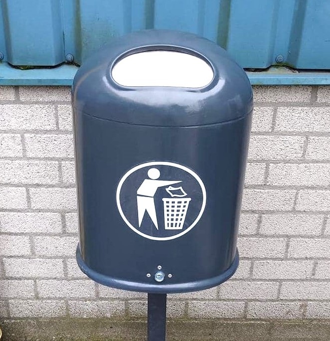 Buitenafvalbak Saluna 2 Zeer degelijk en duurzaam. Deze buiten afvalbak is zowel geschikt voor wandmontage of vrijstaand aan een staander.