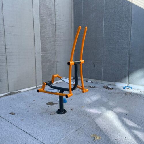 Outdoor fitness apparaat Seated Rower 14 buiten fitness toestel montage in een groot nieuwbouw complex in Brussel