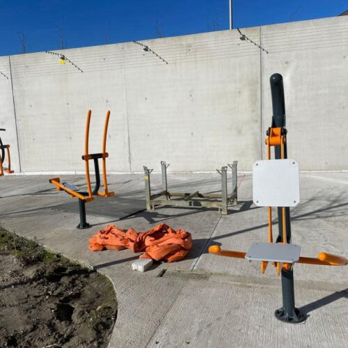 Outdoor fitness apparaat Seated Rower 15 buiten fitness toestel montage in een groot nieuwbouw complex in Brussel