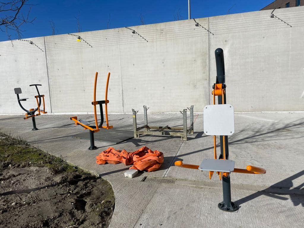 Vertical Press outdoor 6 Topproducten uit de OFM lijn hier in de nieuwbouw van een penitentiaire inrichting in Brussel. Buiten fitness toestellen OFM.