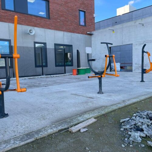 Buitenfitness toestel Pull Down 11 Fitness toestellen voor buiten uit de OFM-lijn Montagefoto nieuwe Penitentiaire inrichting in Brussel.