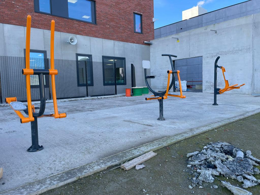 Vertical Press outdoor 2 Topproducten uit de OFM lijn hier in de nieuwbouw van een penitentiaire inrichting in Brussel. Buiten fitness toestellen OFM.