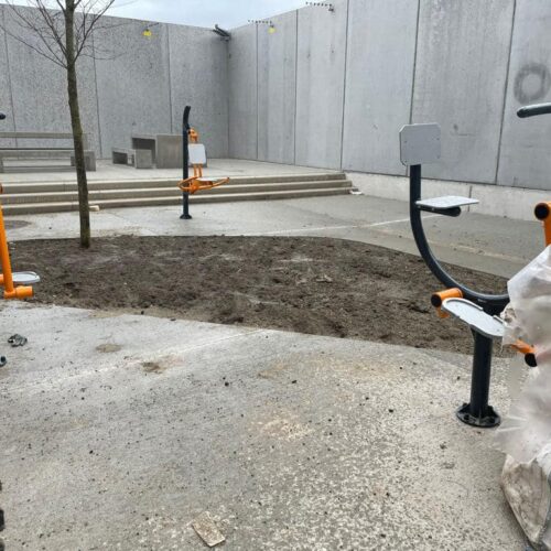 Buiten fitness toestel Excersise Bike 20 Montagefoto van de inrichting van een penitentiaire inrichting in Brussel met onze OFM buiten fitnesstoestellen