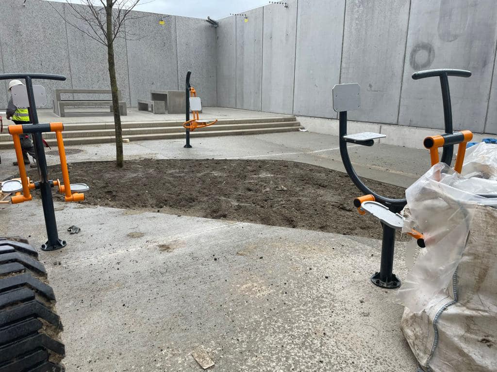 Sit Up Bench 3 Montagefoto van de inrichting van een penitentiaire inrichting in Brussel met onze OFM buiten fitnesstoestellen