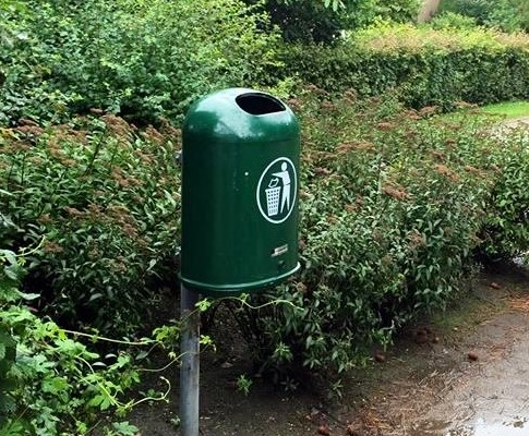 Buitenafvalbak Saluna 1 Topkwaliteit voor een messcherpe prijs. De bekende buiten afvalbak model Saluna. Hier in mosgroen uitgevoerd.
