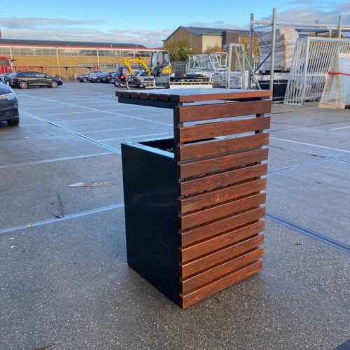 Buiten afvalbak Vera 7 Buiten afvalbak Vera is een stijlvolle keuze voor afvalbeheer op scholen, in parken, pleinen, en andere buitenruimten.