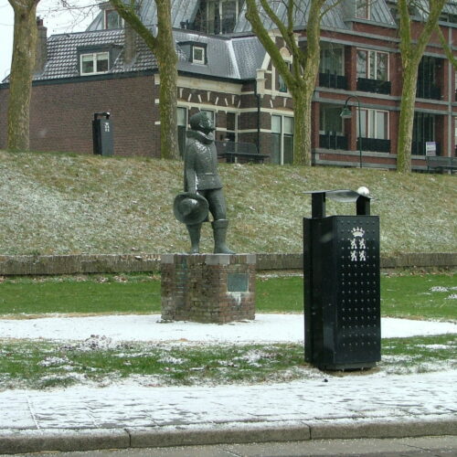 Buiten afvalbak City 13 Buitenafvalbakken model City biedt stijl en stabiliteit in één, perfect voor iedere buitenomgeving.