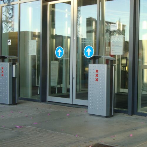 Buiten afvalbak City 14 Dankzij de innovatieve stalen voet blijft de buiten afvalbak City stevig op zijn plek, zelfs bij intensief gebruik. Ontworpen om uw stad schoon en aantrekkelijk te houden, dag in dag uit.